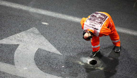 LAS VEGAS GRAND PRIX 2023 CANCELLED BY CARLOS SAINZ'S MANHOLE INCIDENT